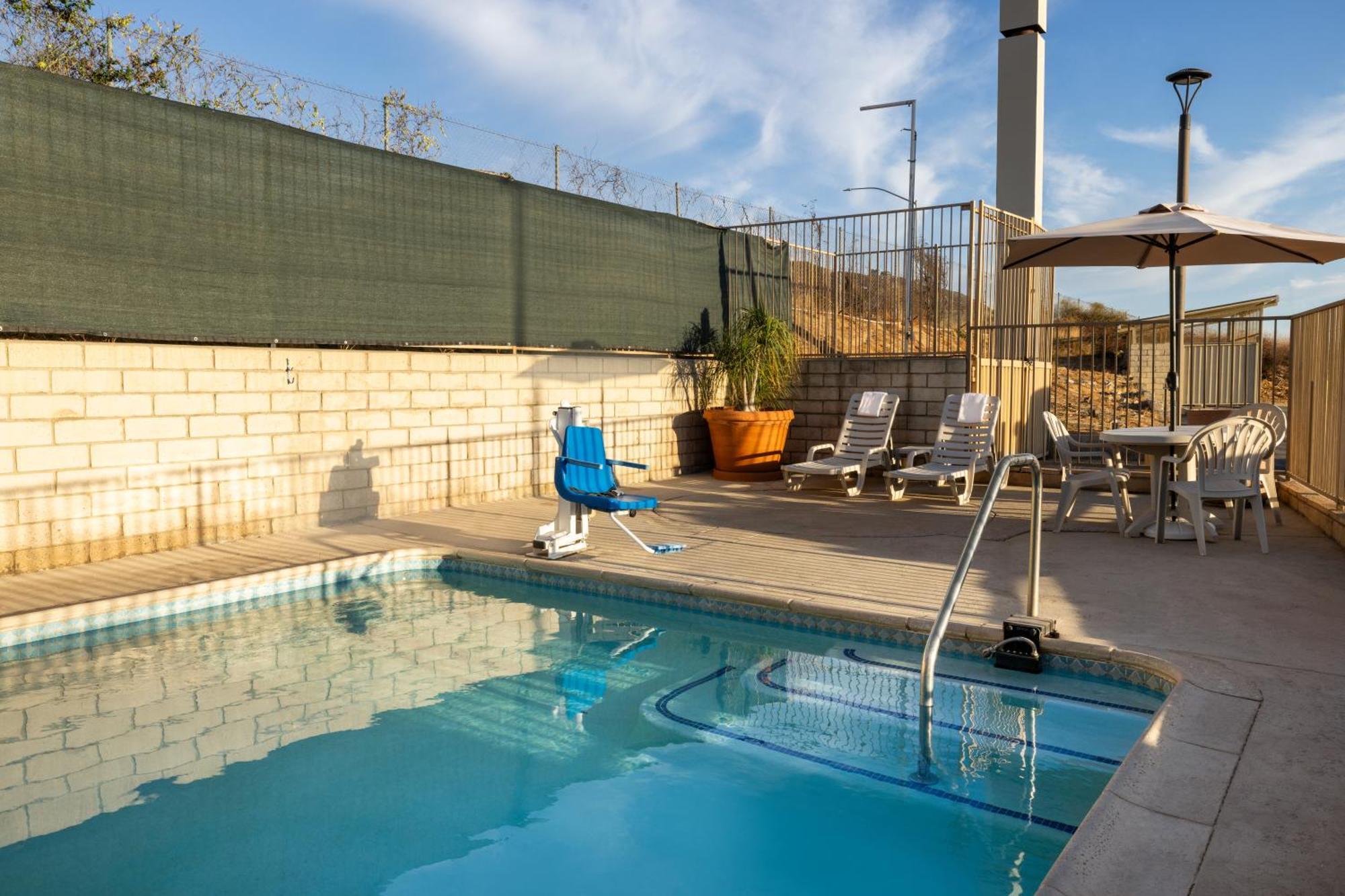 Quality Inn Lake Elsinore I-15 Екстериор снимка